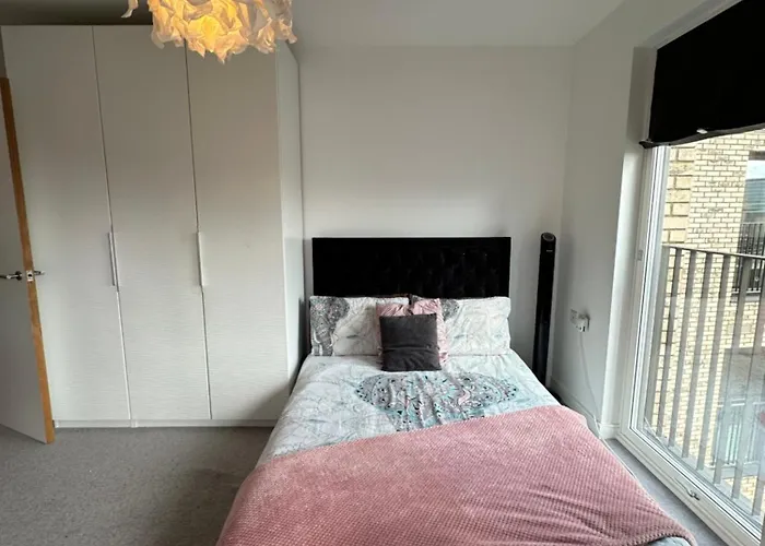 Luxury 3 Bedroom Flat In Stratford, London