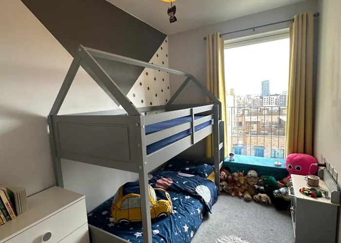 Luxury 3 Bedroom Flat In Stratford, London